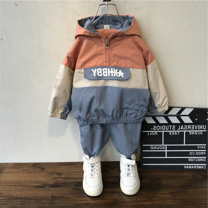 パンツの裾部分のシンプルなストレートラインのデザイン
