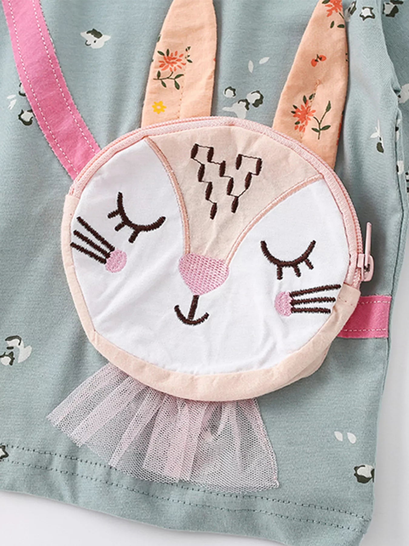 うさぎの顔アップリケが付いた子ども用長袖トップスの胸元デザイン
