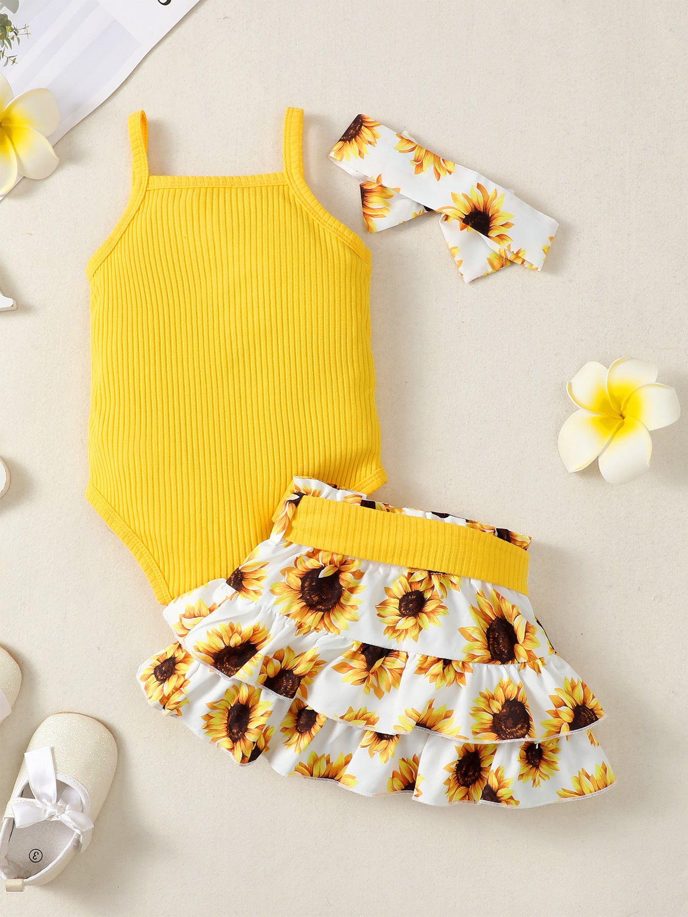 イエローのボディスーツとひまわり柄スカートのセット 俯瞰イメージ
