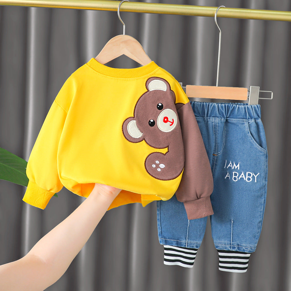 イエロースリーブ長袖トレーナーとデニム風パンツ上下セットをハンガーに掛けて後ろ姿を写した画像
