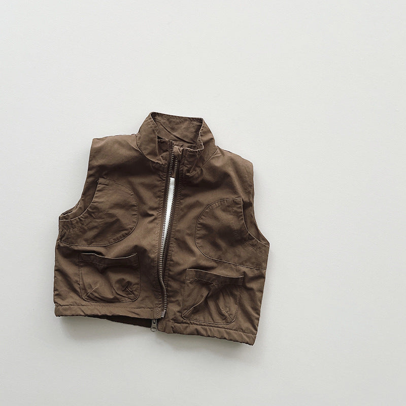 Tシャツの上に重ねやすい薄手コットンキッズベスト
