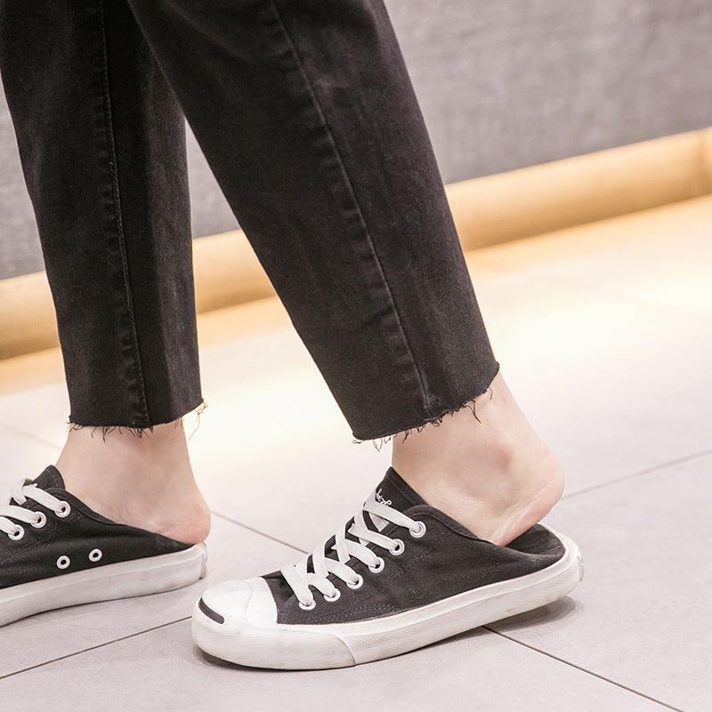 カットオフの裾がわかるマタニティデニムパンツの着用アップ
