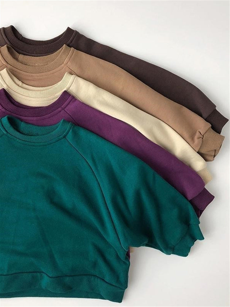 クルーネック仕様の子どもトレーナー首元ディテール
