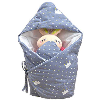 ダークブルーの王冠柄ベビーおくるみをリボンで結んで立たせた商品イメージ（ベビーおくるみ ダークブルー 王冠柄ブランケット）
