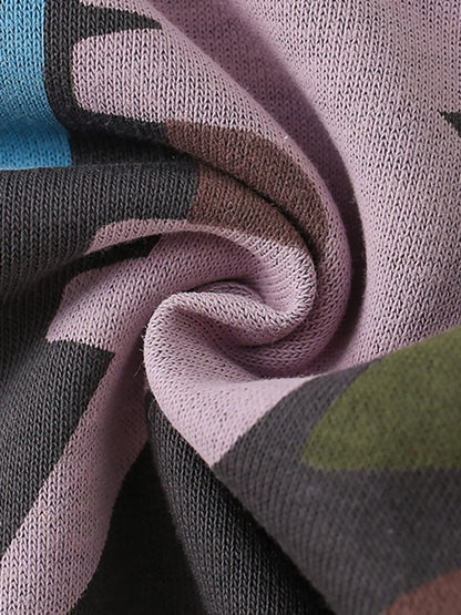 恐竜プリントキッズスウェットの柔らかなコットン混生地をねじって見せた質感クローズアップ
