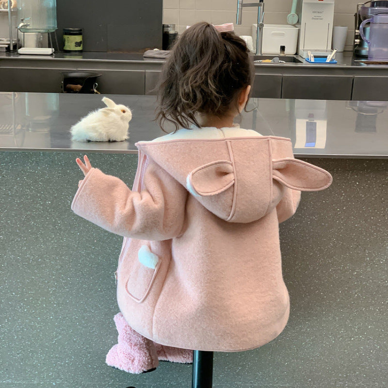 ピンクカラーの女の子アウター全体写真
