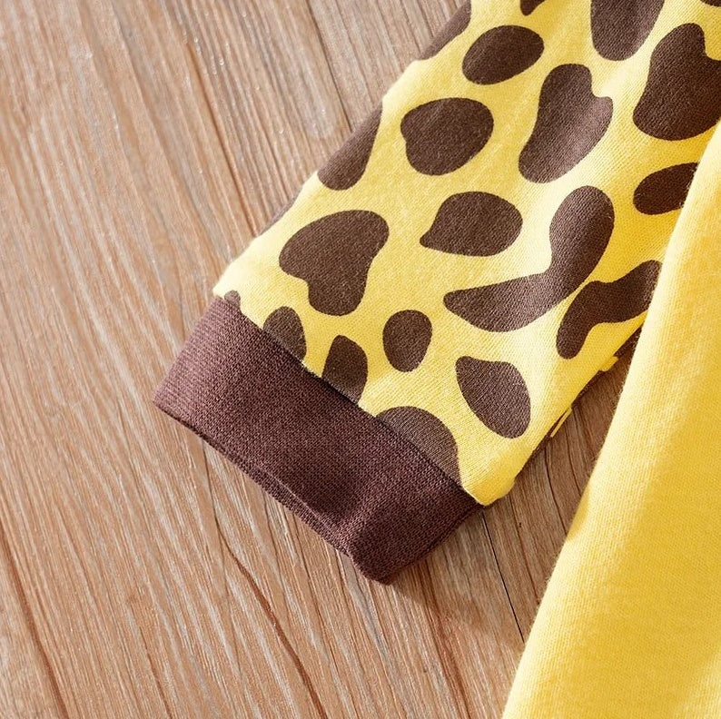 キリン模様風のスポット柄袖とリブ袖口が特徴のイエローベビーロンパース袖部分アップ
