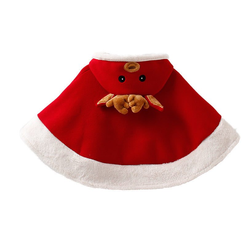 裾のホワイトラインが映える赤いプリンセス風ケープコートのディテール
