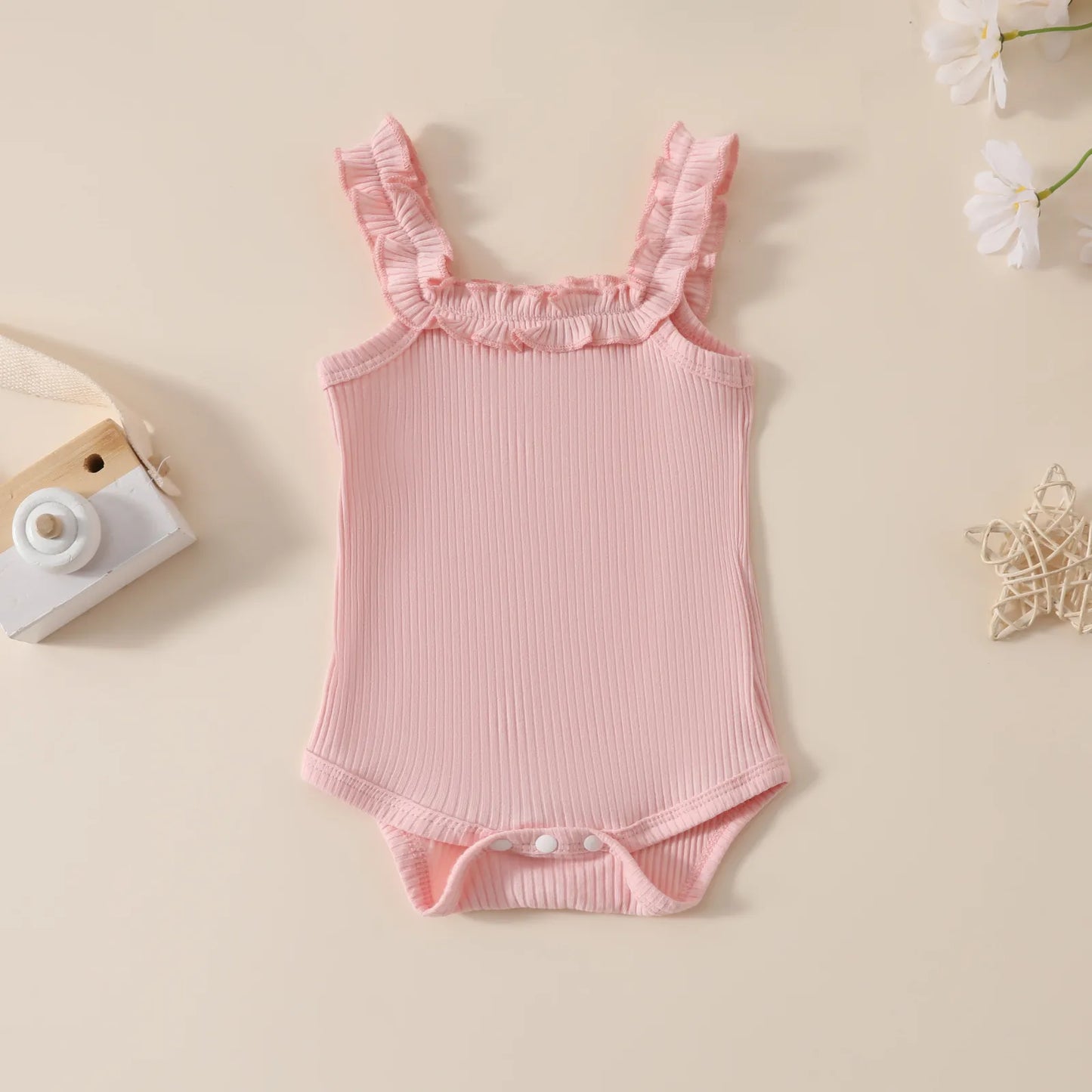 フリル肩ひも付きピンクロンパース 単体の全体
