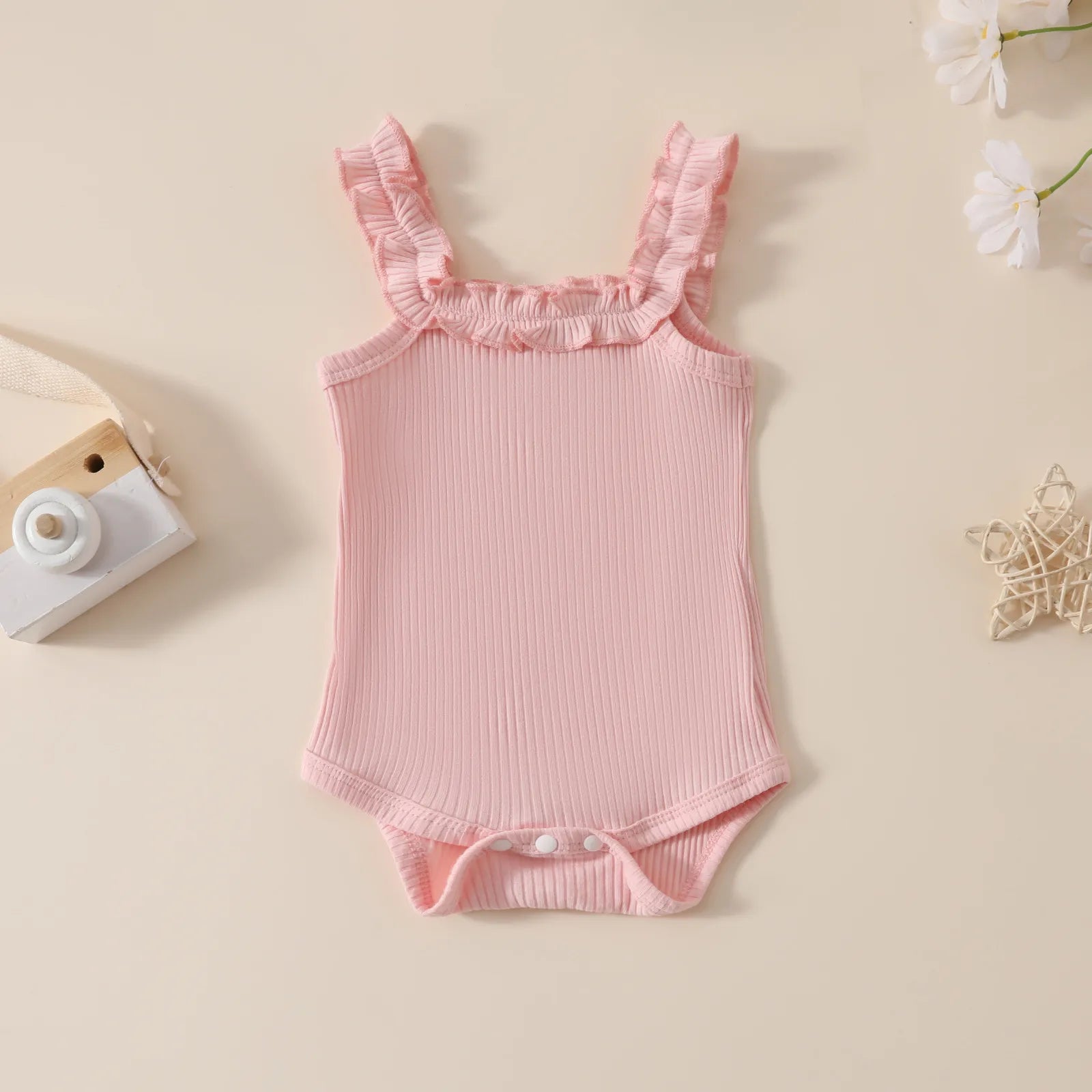 フリル肩ひも付きピンクロンパース 単体の全体
