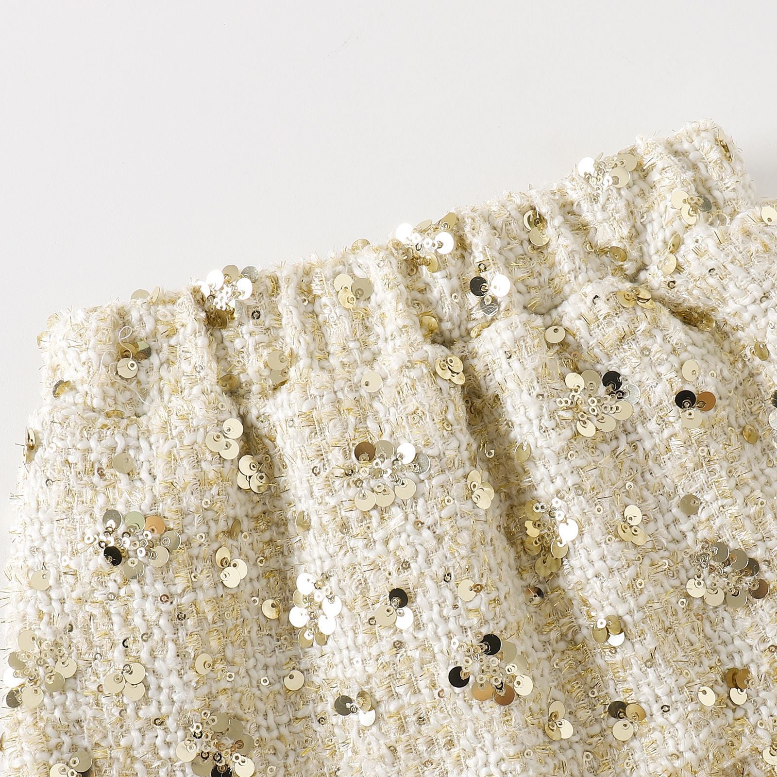 長袖ブラウスとスカートを重ねたコーディネートイメージ
