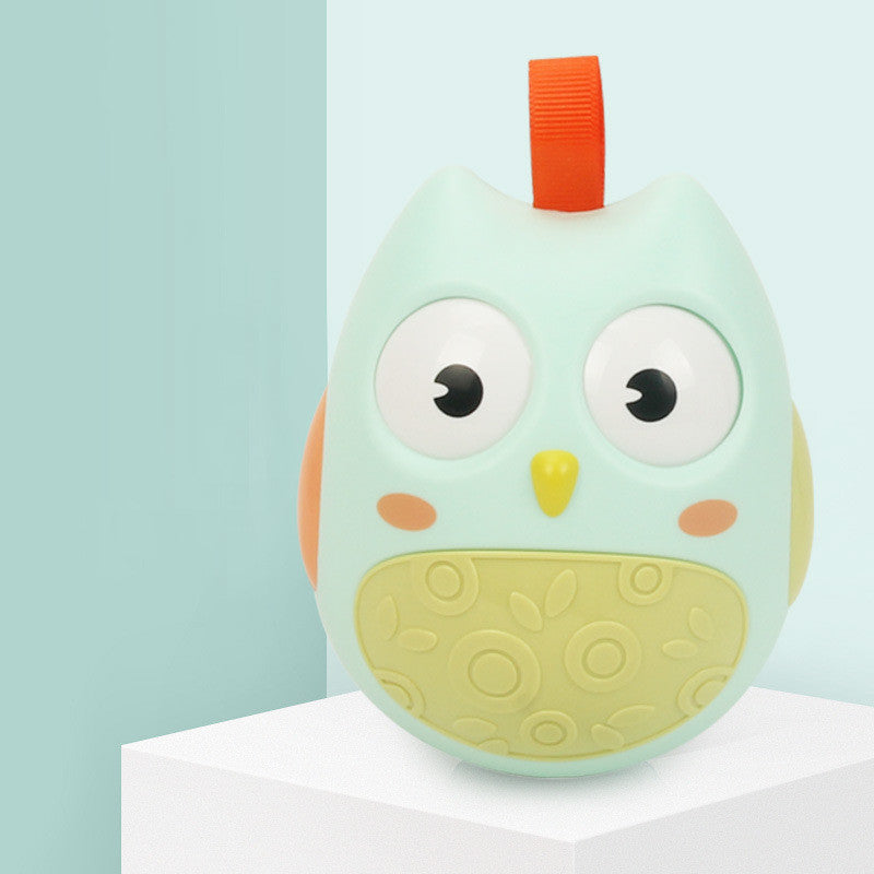 ライトブルーのやさしい色合いのフクロウタンブラーラトルが白い背景の中央に置かれた商品画像
