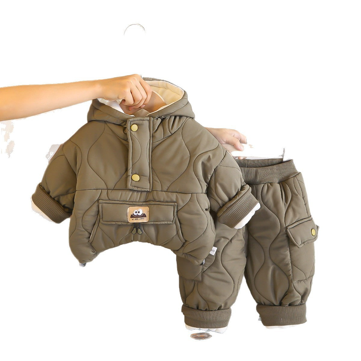 アーミーグリーンの冬用キッズセットディスプレイ
