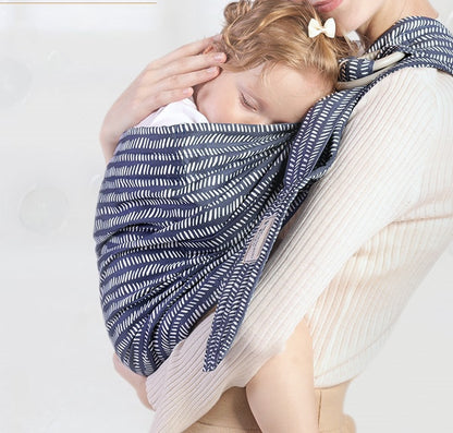 横抱きで赤ちゃんを包み込む密着イメージ 白背景（リングスリング）
