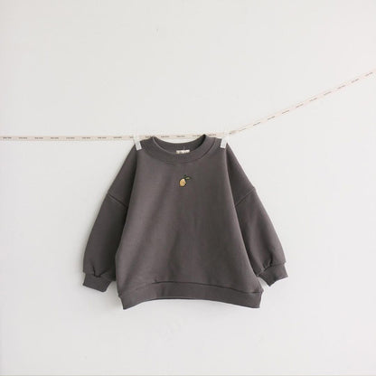 胸元に梨刺繍のワンポイントがあるキッズスウェット
