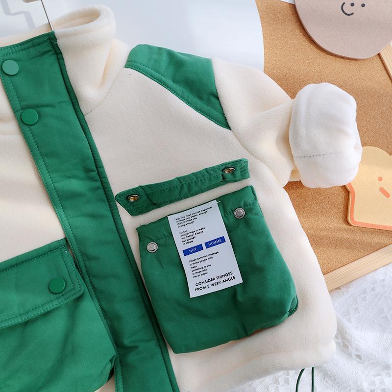 内側ポリエステル裏地が見える子ども厚手ジャケットの開いた状態
