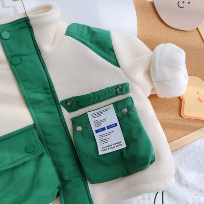 内側ポリエステル裏地が見える子ども厚手ジャケットの開いた状態
