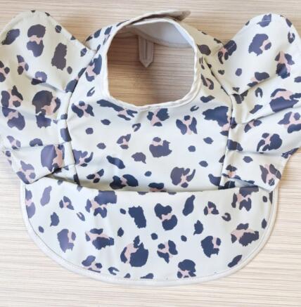 ベージュレオパード柄の防水PUレザーお食事ビブ ふき取りやすい素材（PUレザー）
