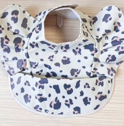 ベージュレオパード柄の防水PUレザーお食事ビブ ふき取りやすい素材（PUレザー）
