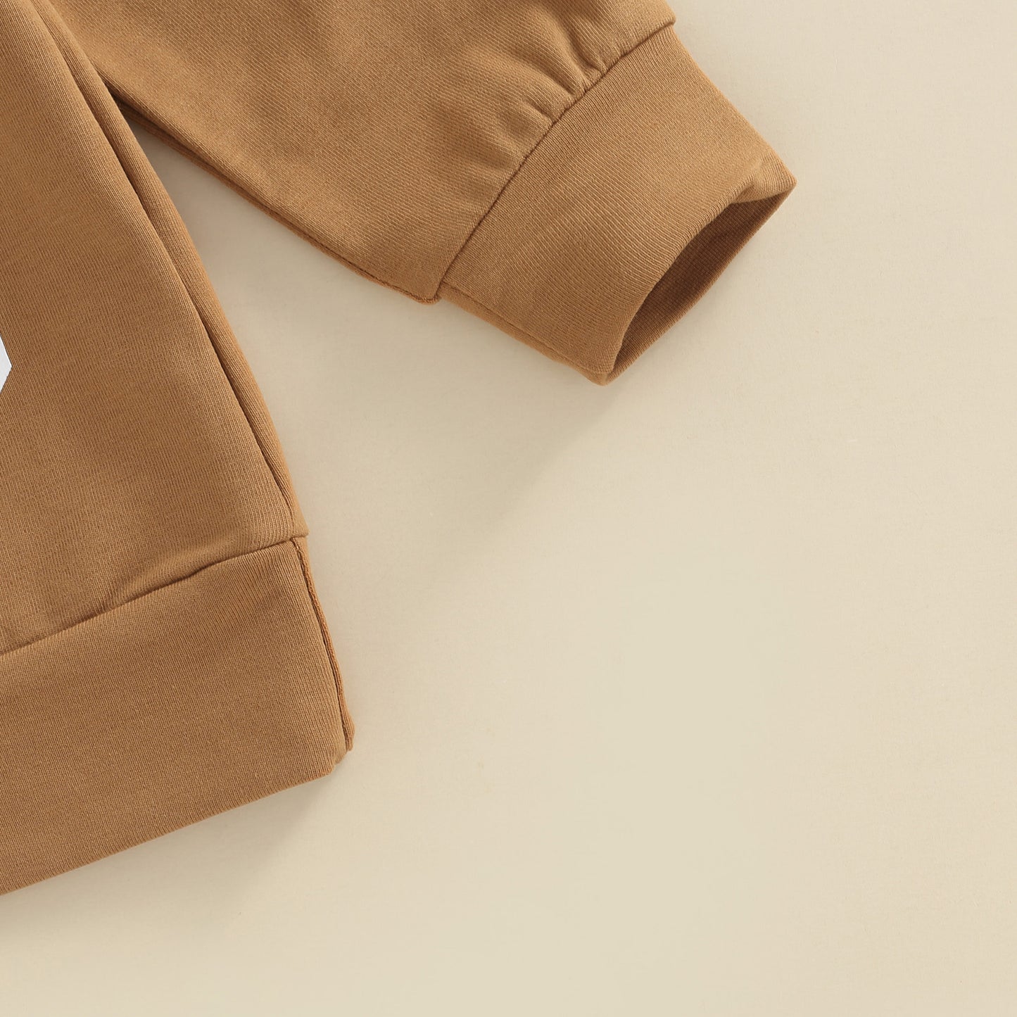 長袖の無地キャメルトップスと小物を並べたおしゃれなフラットレイ画像
