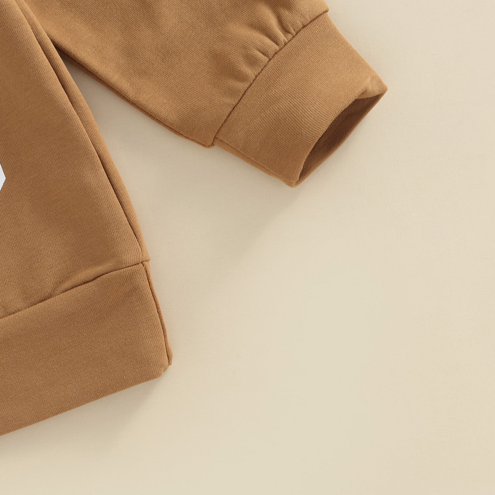 長袖の無地キャメルトップスと小物を並べたおしゃれなフラットレイ画像
