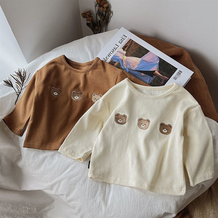 アプリコットとカーキ2色の女の子長袖Tシャツを並べたフラットレイ画像
