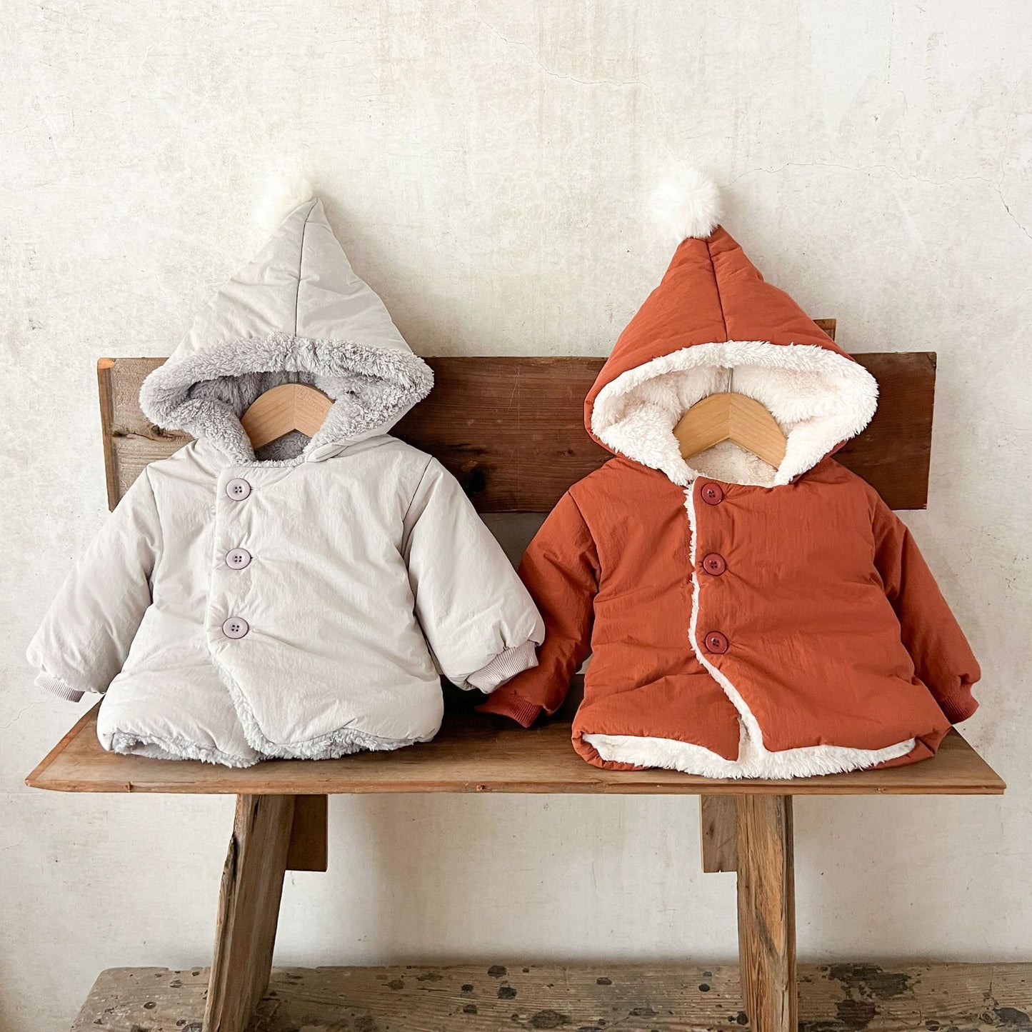 シングルボタン前立てのディテールが分かるベビーアウターのフロントアップ
