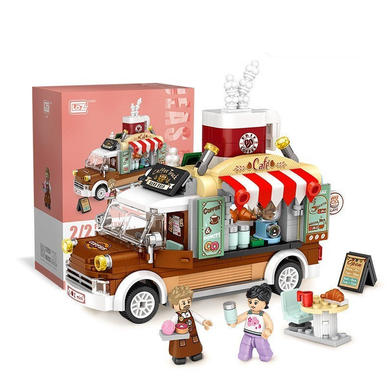 カフェテーマのフードトラック型ミニブロックセット。ブラウンとホワイトの車体、レッドストライプの屋根、バリスタカウンター、エスプレッソマシン、メニュー看板、テラス席、コーヒーカップやスイーツの小物、男女フィギュア付き。細部まで作り込まれた知育ビルディングトイで、創造力・集中力・空間認識力を育てる。幅11.5cm×高さ9.5cm。
