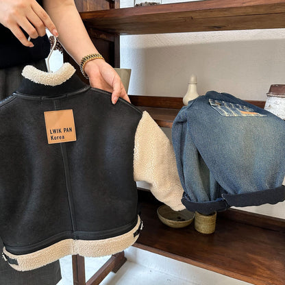 ブラックの切り替えボアジャケットを前開きにしてインナーを見せたコーディネート画像
