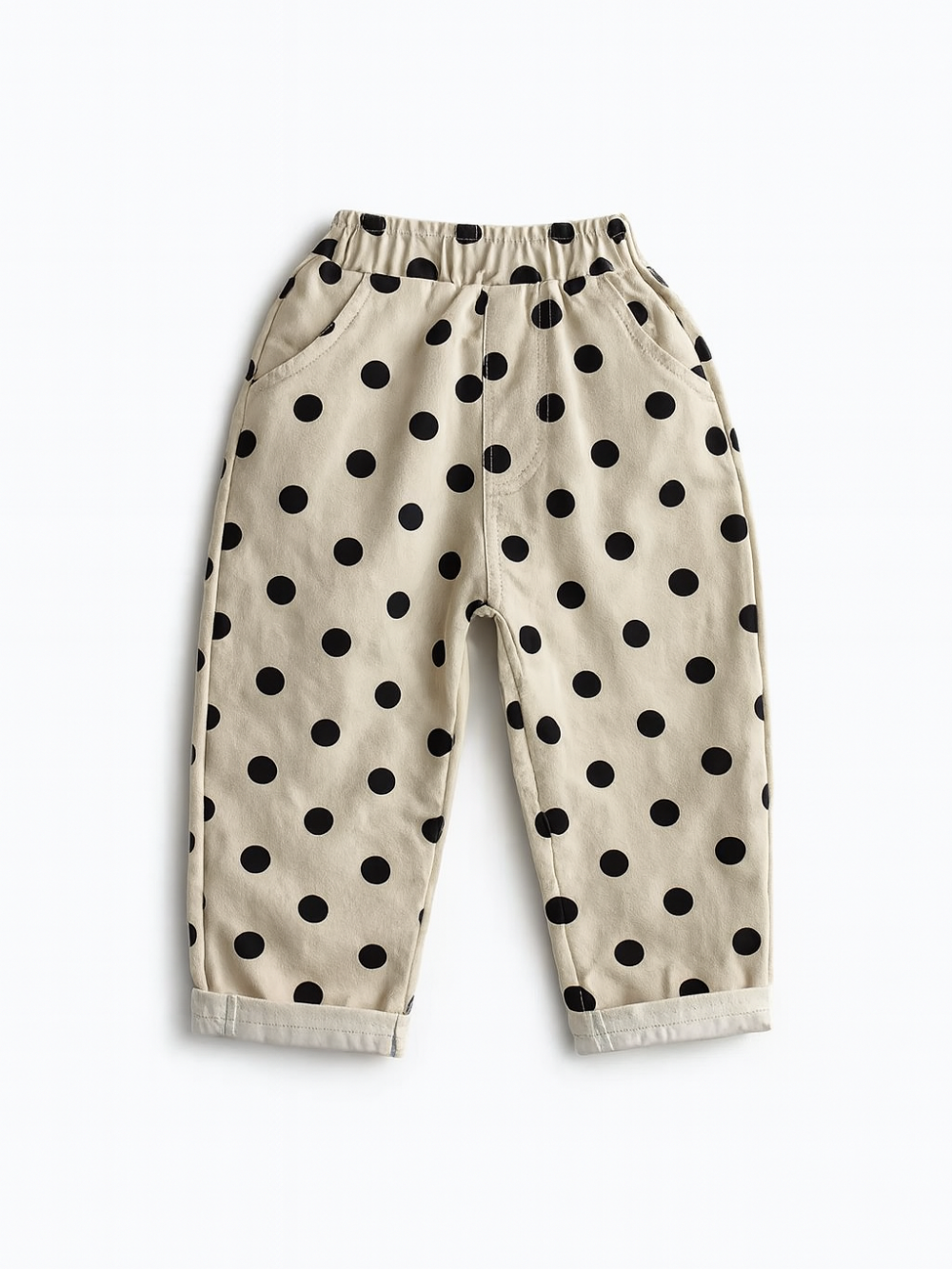 オフホワイトのドット柄子どもロングパンツを正面から撮影したシンプルな全体写真
