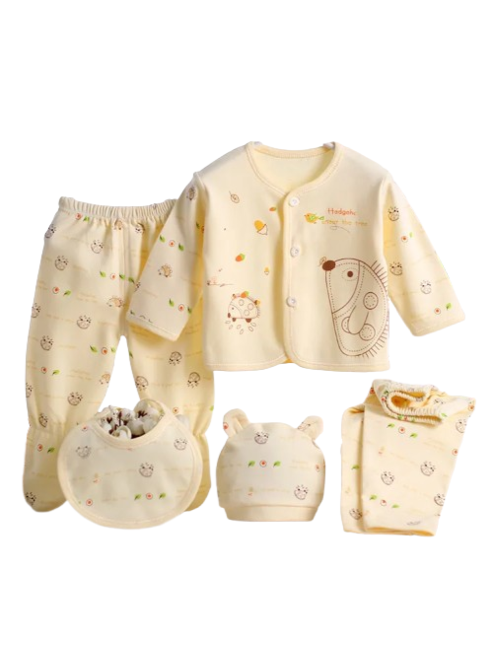 やさしいイエローカラーの長袖トップスとパンツ、スタイ、帽子、ブランケットを並べたベビー肌着5点セット正面フラットレイ
