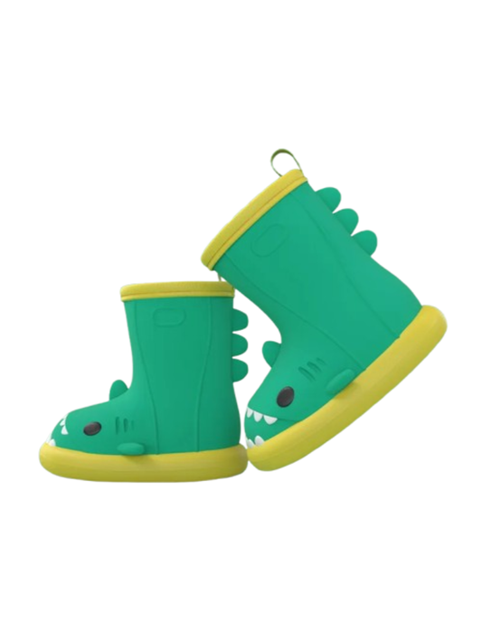グリーン×イエローの恐竜レインブーツを一足は直立、もう一足は横向きに置いた白背景の商品写真
