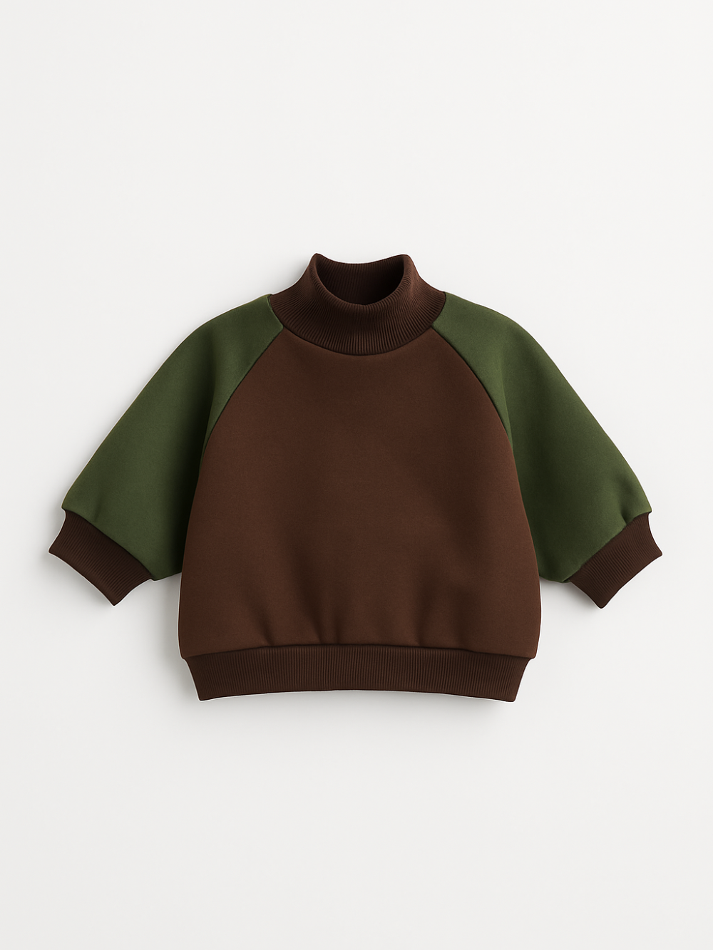 ブラウンとカーキ配色の子ども用フリースタートルネックプルオーバーを正面から写した画像
