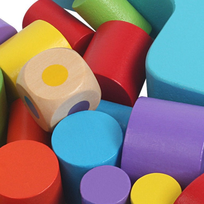 テーブルの上でカラフルな丸ブロックが山のように積まれたムーンバランス玩具
