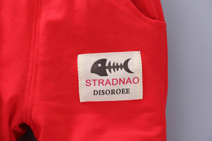 レッドの子ども用パンツに付いたさかなモチーフパッチのクローズアップ画像
