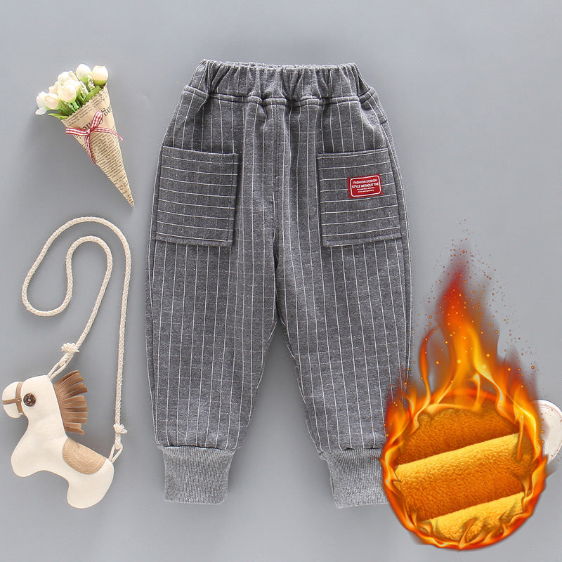 グレーのキッズカジュアルパンツは保育園や幼稚園の毎日コーデに便利
