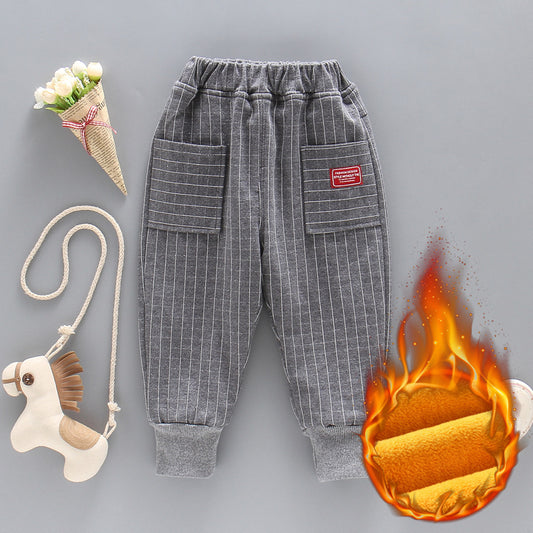 グレーのキッズカジュアルパンツは保育園や幼稚園の毎日コーデに便利
