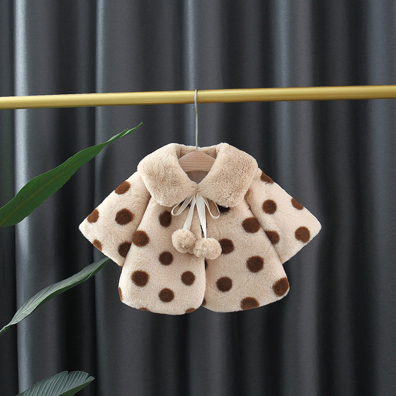 ダークカーキドットコートとワンピースを組み合わせた韓国風キッズコーディネート画像
