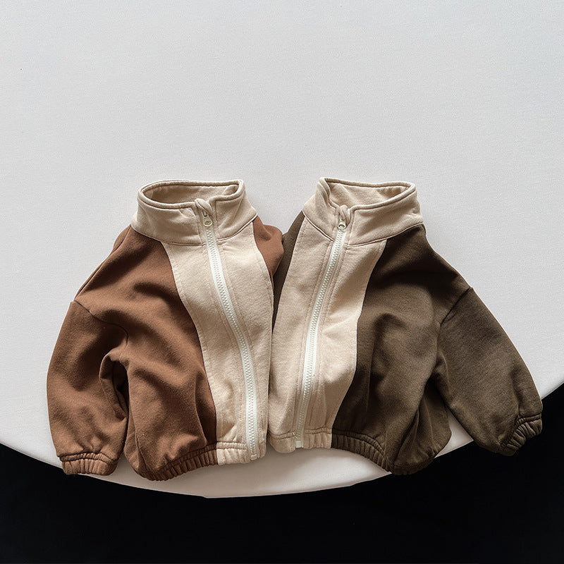 カジュアルコーデに合わせやすいシンプルシルエットの長袖ジャケット
