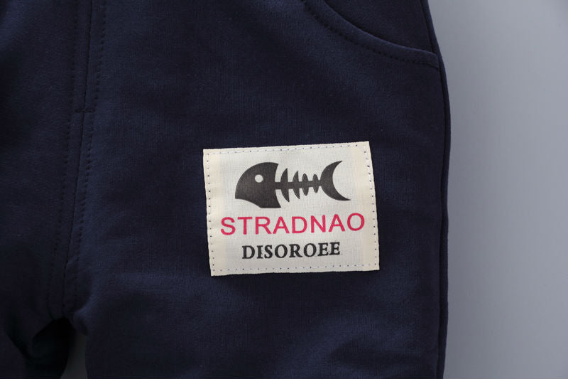 ブラックの子ども用パンツのポケット部分とさかなモチーフパッチが見えるクローズアップ画像
