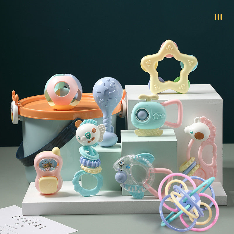 星型スタンドの上に飾られたラトルと歯固めおもちゃのアップ
