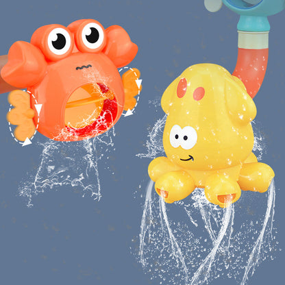 カニとイカのパーツから細かい水しぶきが噴き出しているお風呂用スプリンクラーおもちゃのクローズアップ
