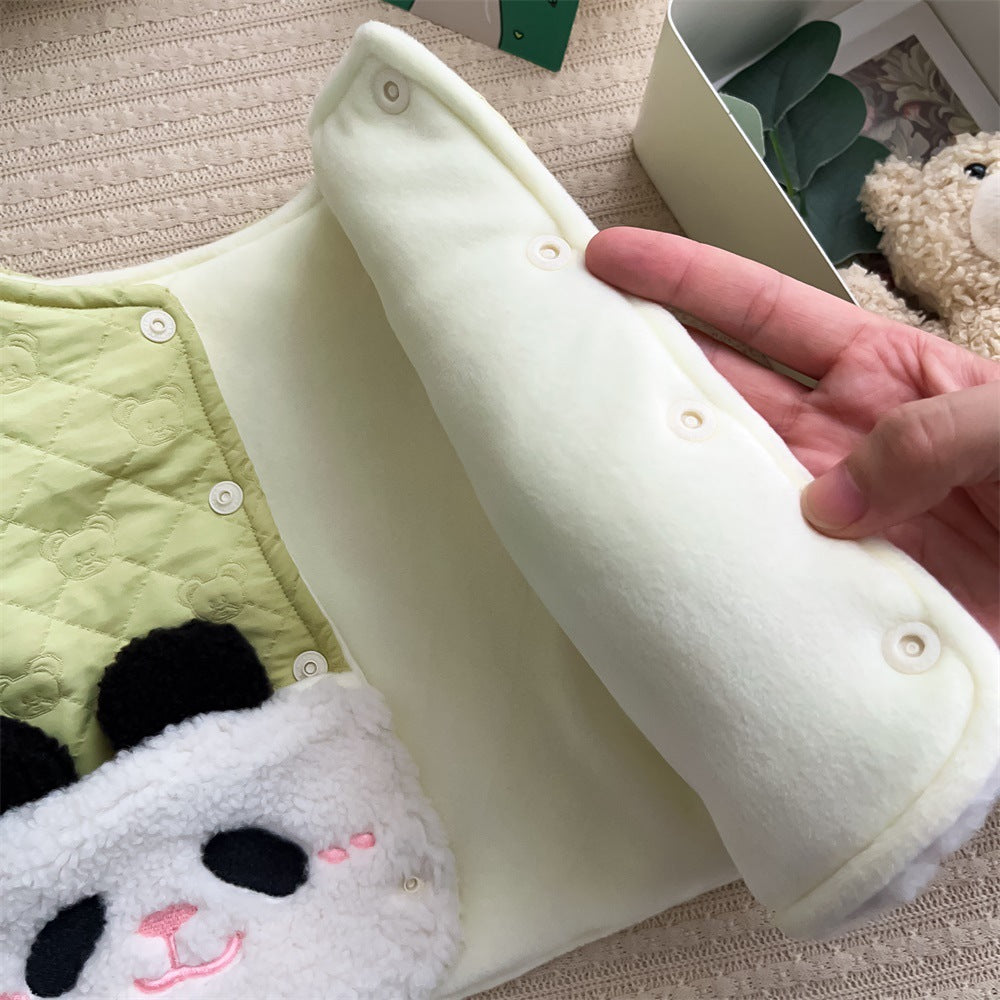 キルティングステッチとふわふわフリース素材の質感が分かる子ども用ポリエステルベスト生地アップ
