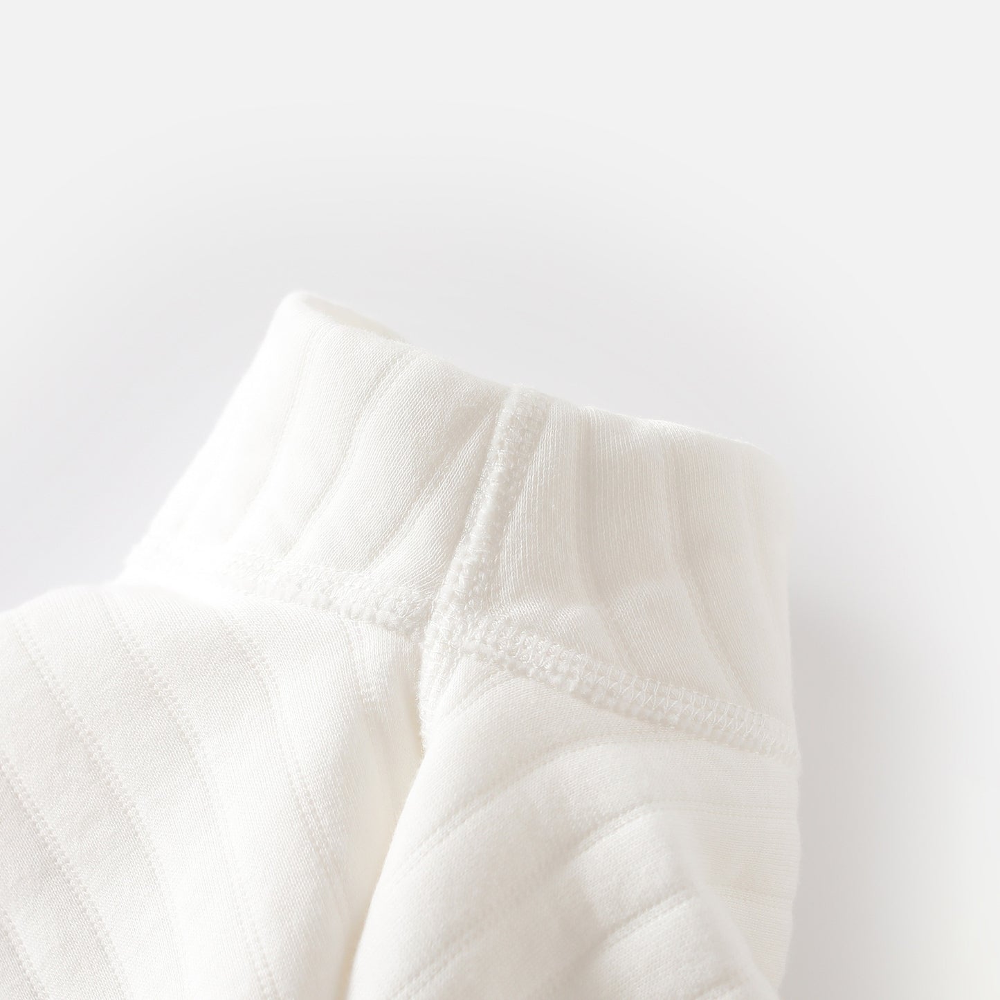 柔らかいコットン生地の質感がわかる襟元リブ部分のクローズアップ
