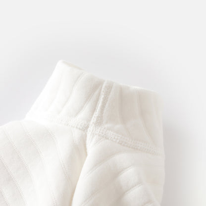 柔らかいコットン生地の質感がわかる襟元リブ部分のクローズアップ
