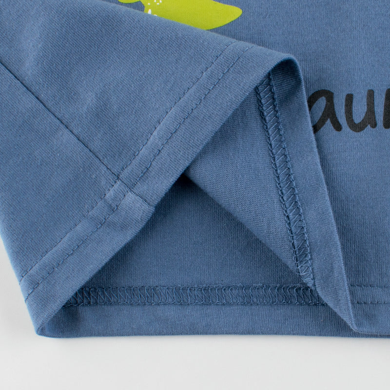 袖口までしっかり長さのあるロングスリーブシルエットが分かる恐竜プリント長袖トップス
