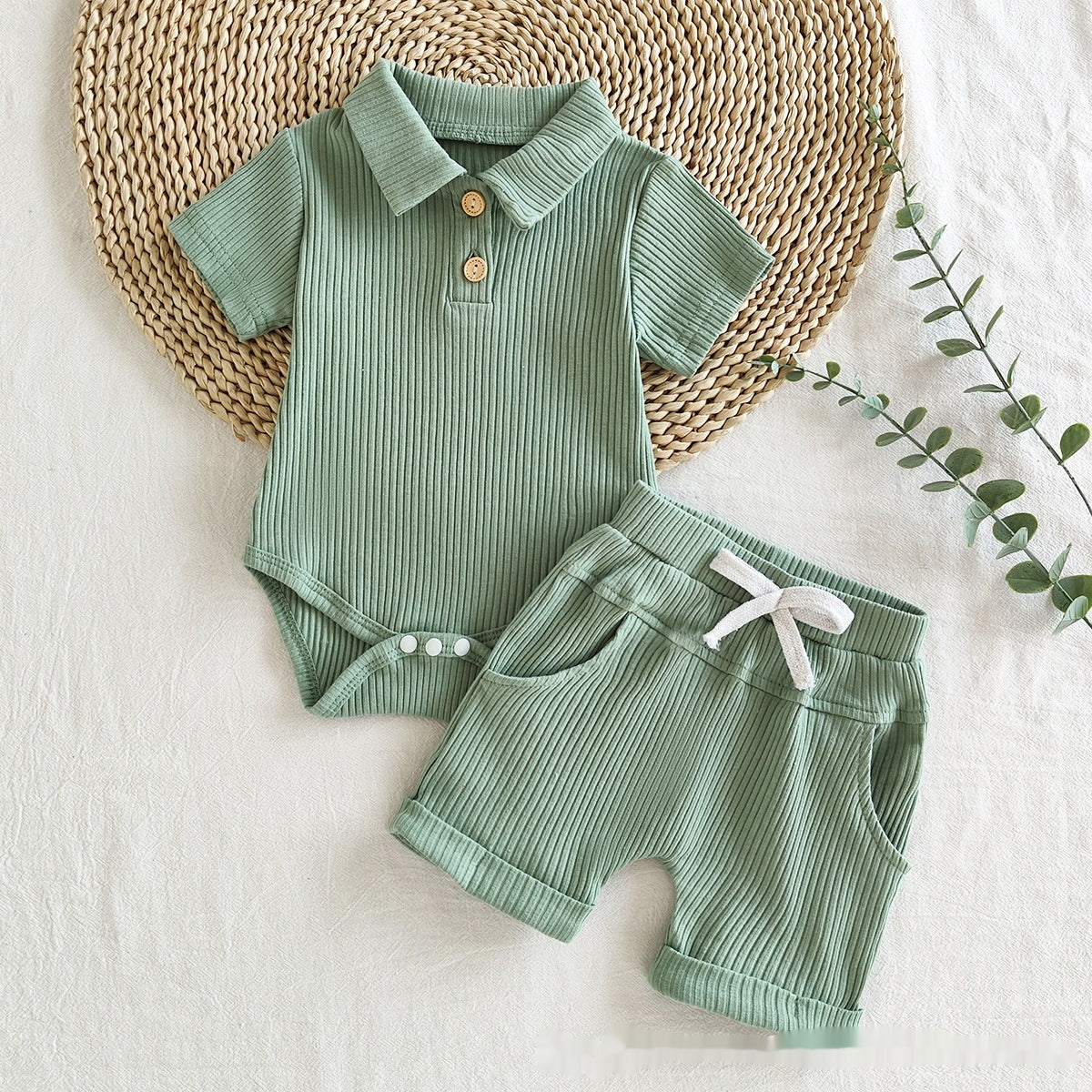 アーミーグリーンのポロ襟風ボディスーツとショートパンツ 俯瞰イメージ
