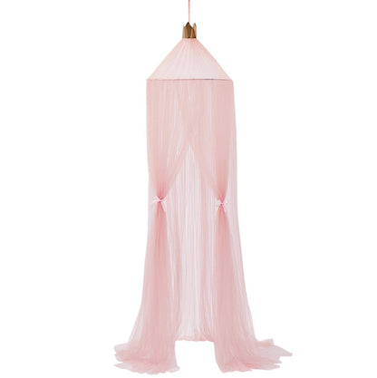 やわらかなピンクのメッシュ蚊帳天蓋が床近くまでさらっと垂れた単体カット（ピンク メッシュ天蓋）
