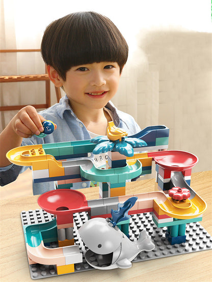 ボールが曲線レールを転がり落ちている瞬間のクローズアップ写真
