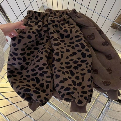 裏側のふわふわボア生地をめくって見せている冬用キッズパンツの質感アップ
